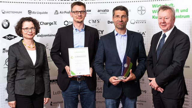 Siegerfoto. (v.l.) Katrin Sommer (VCI – Landesverband Nordost), Hendrik Paetzelt, Dr. Georg Böhm (beide Trionplas Technologies GmbH), Ralf Irmert (Trinseo Deutschland GmbH) | Bildnachweis: Guido Werner/GWP Siegerfoto. (v.l.) Katrin Sommer (VCI – Landesverband Nordost), Hendrik Paetzelt, Dr. Georg Böhm (beide Trionplas Technologies GmbH), Ralf Irmert (Trinseo Deutschland GmbH) | Bildnachweis: Guido Werner/GWP